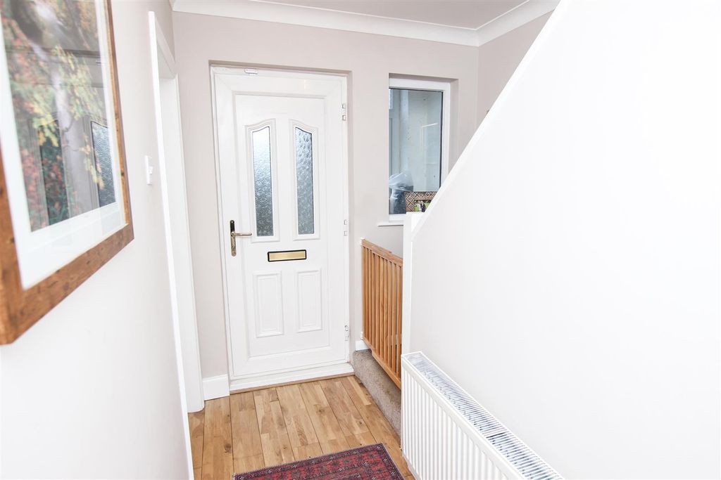 Property photo 3 of 23 Entrance Hall