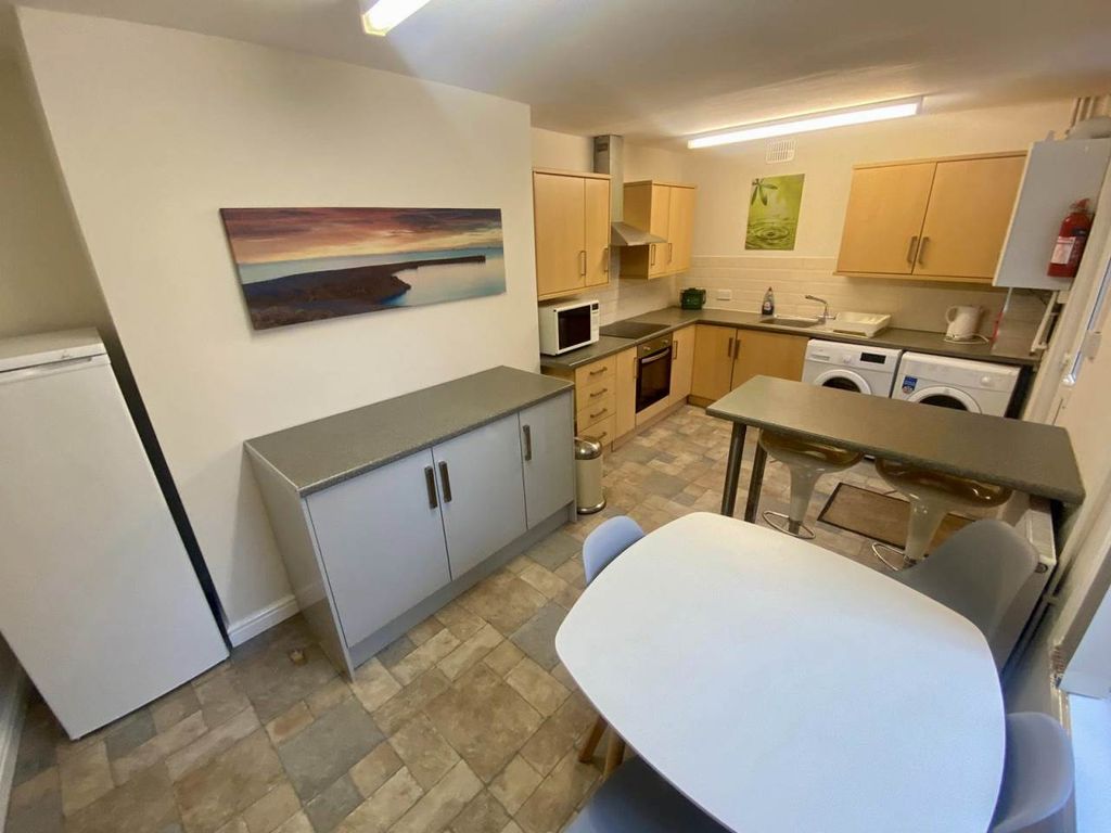 Property photo 3 of 13 Communal 2
