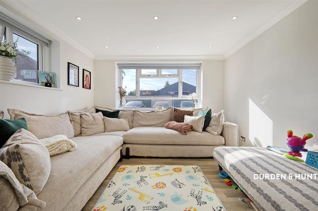 Property photo 2 of 10 Crow Green Road