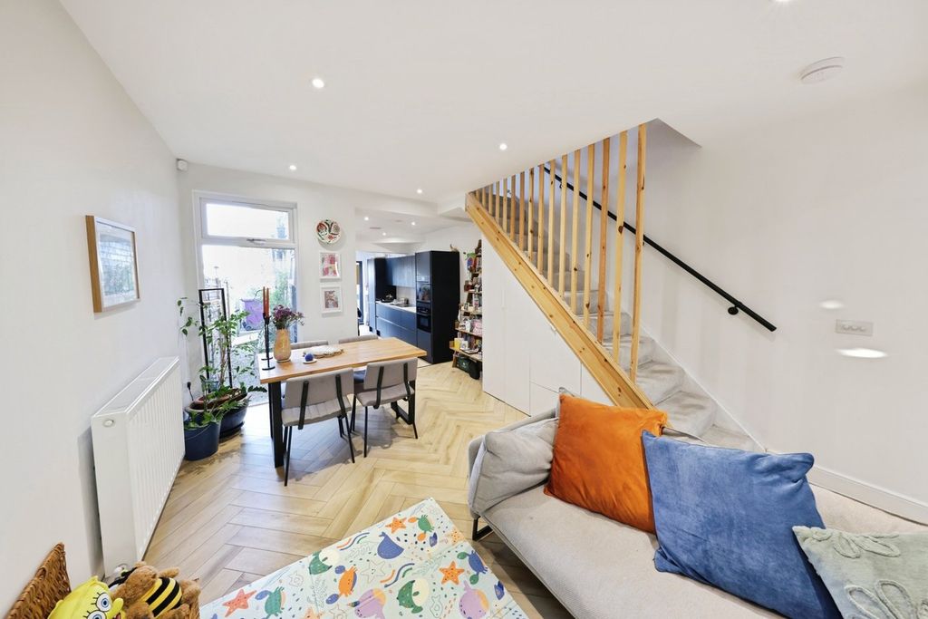 Property photo 2 of 23