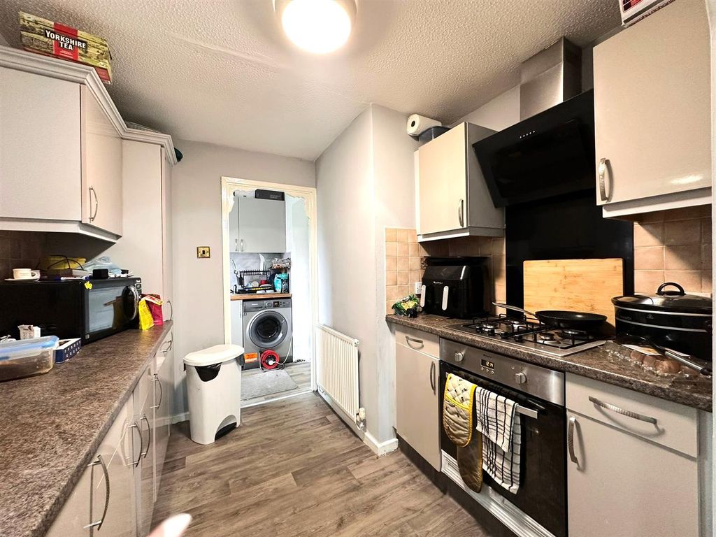 Property photo 3 of 16 Kitchen