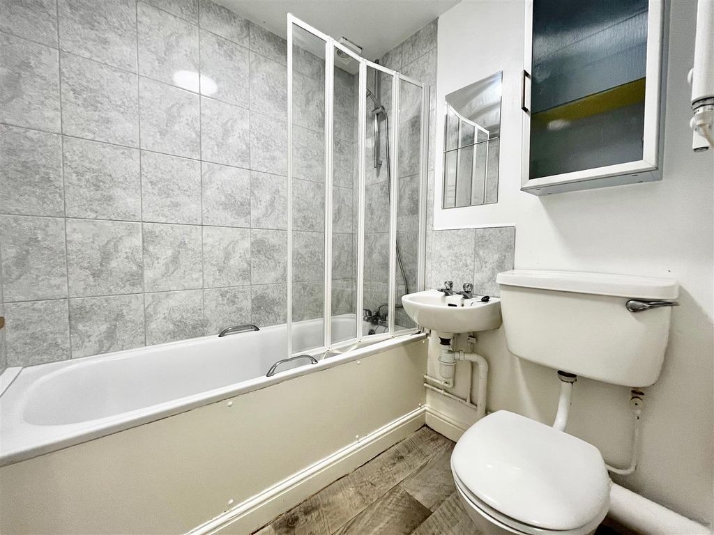 Property photo 3 of 9 Bathroom