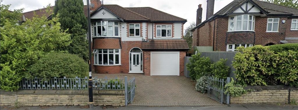 Property photo 1 of 14 Grand Detached Home With Spacious Paved Driveway A...