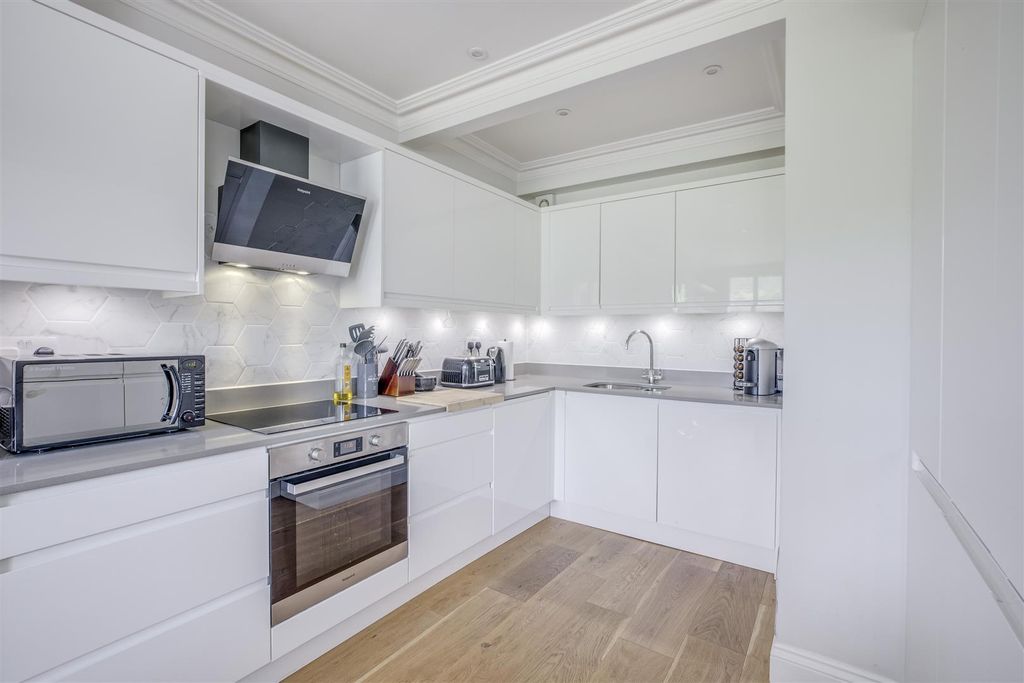 Property photo 3 of 15 Flat 5, Park House, 31 London Road, Hp11 1Wq-12.Jp