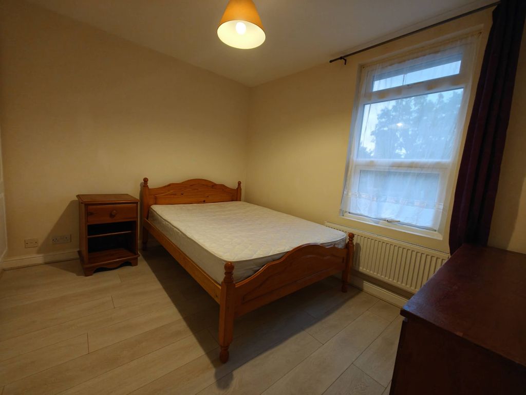 Property photo 1 of 7 2 Bed Flat To Rent On Layton Road, Tw3