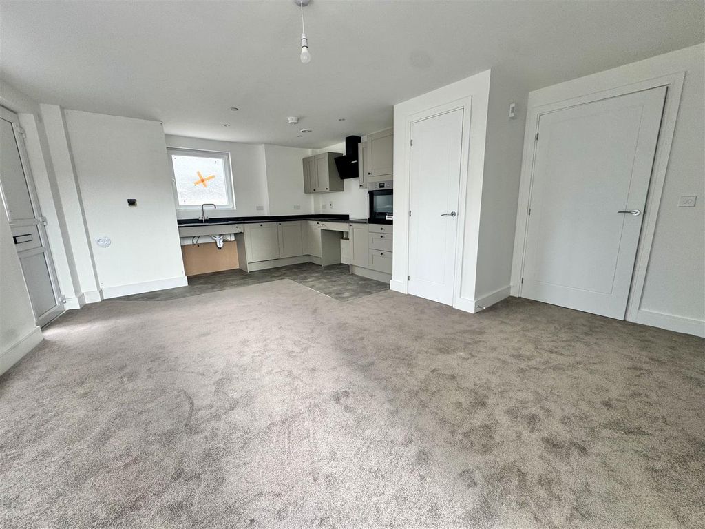 Property photo 3 of 10 Living Room / Kitchen