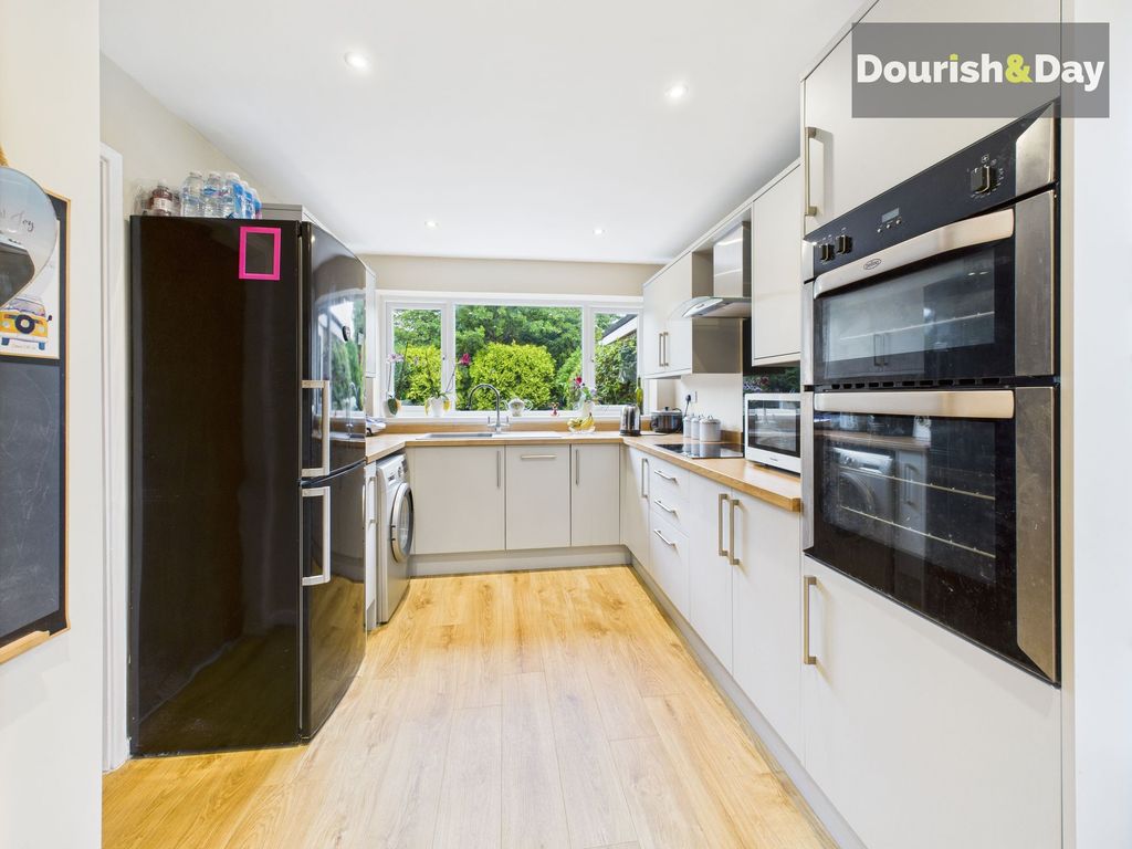 Property photo 2 of 16 Fitted Kitchen