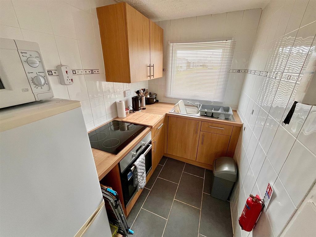 Property photo 3 of 7 Kitchenette