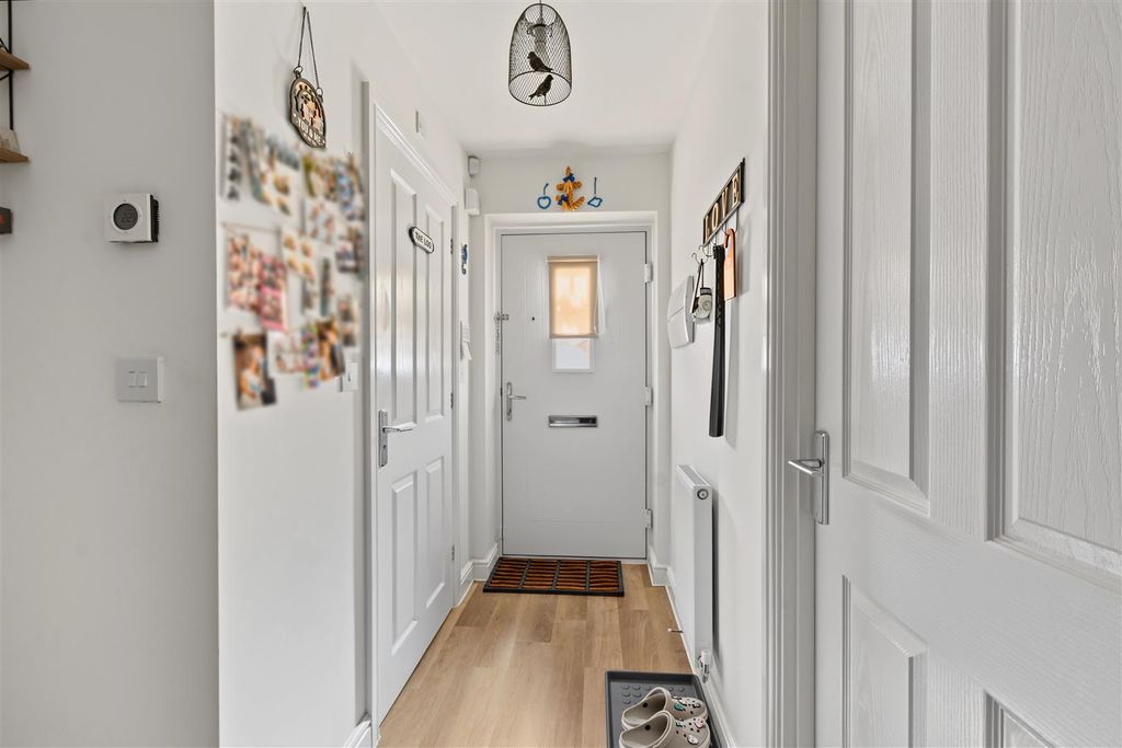 Property photo 2 of 19 Entrance Hall_2.Jpeg