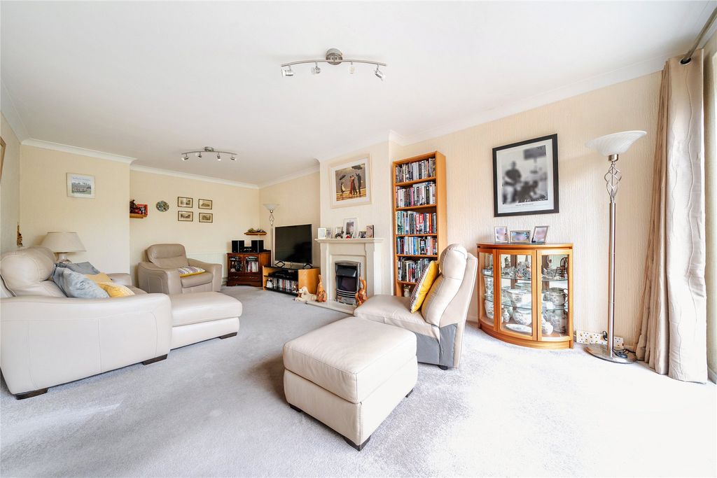 Property photo 3 of 18 Lounge