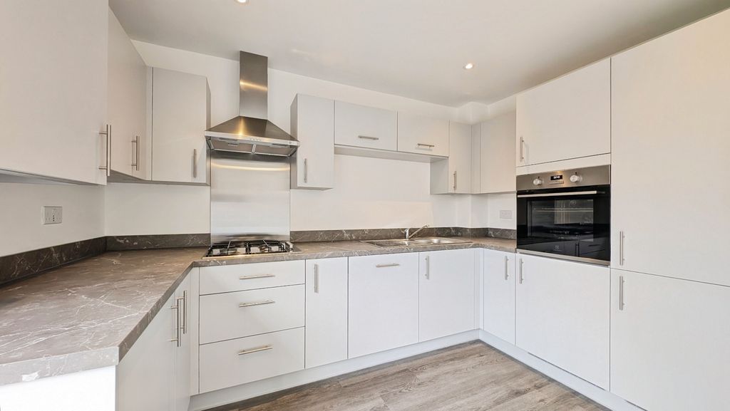 Property photo 3 of 13 5480413