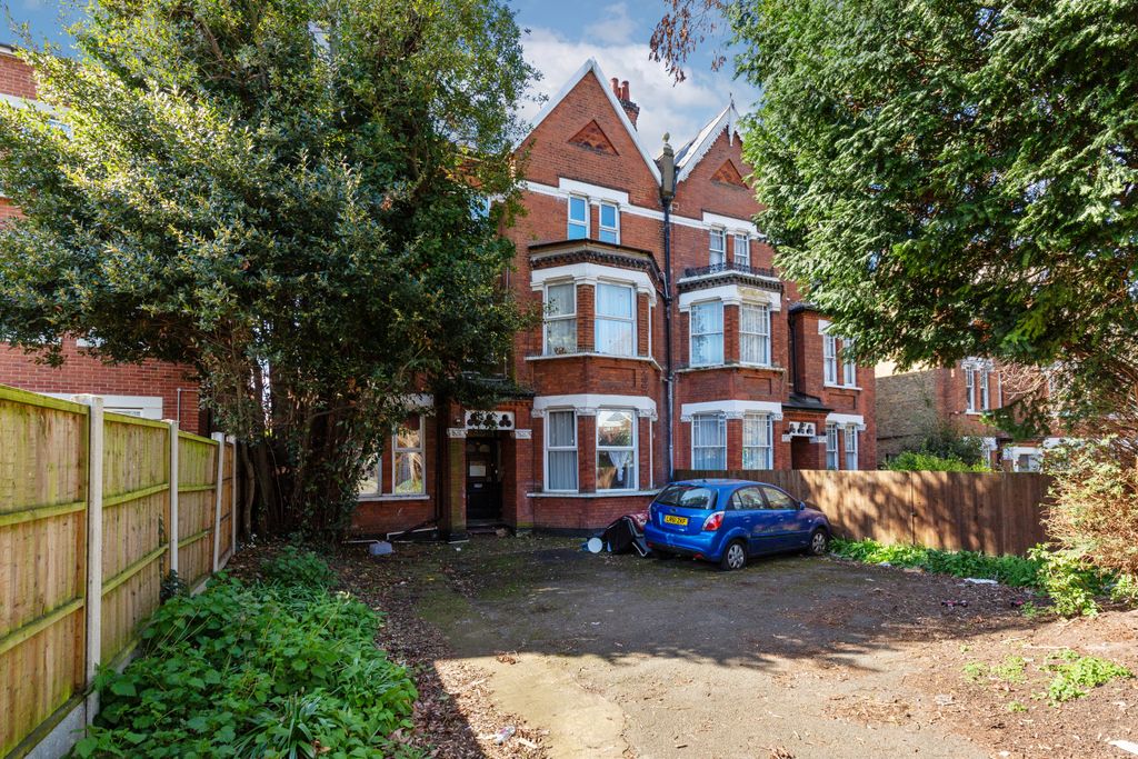 Property photo 1 of 13 16 Palace Road, Streatham, London, Sw2 3Ng