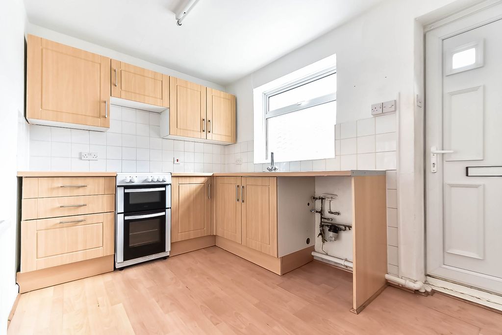 Property photo 2 of 7 Kitchen