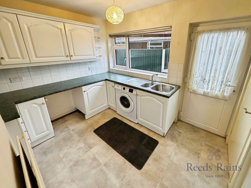 Property photo 3 of 8 Kitchen