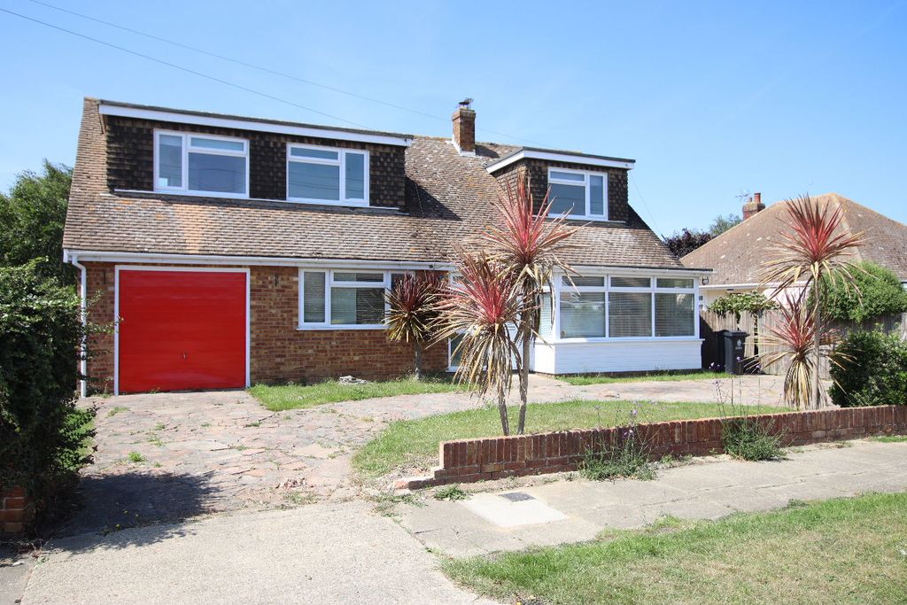 Property photo 1 of 21 First Avenue, Clacton On Sea