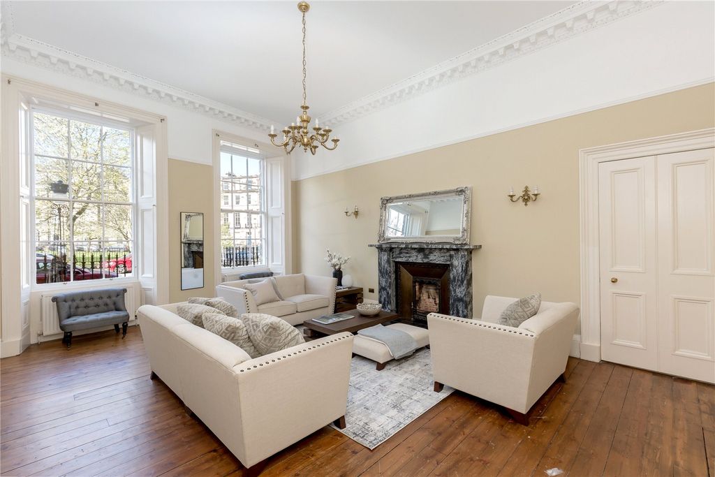 Property photo 2 of 18 Sitting Room