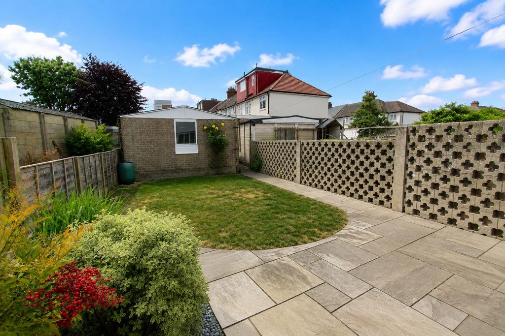 Property photo 3 of 17 Garden2