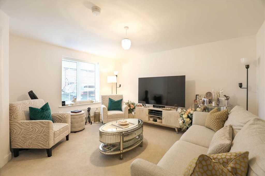 Property photo 3 of 17 Lounge