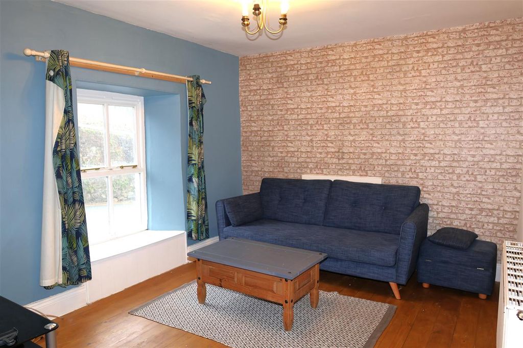 Property photo 2 of 11 Lounge