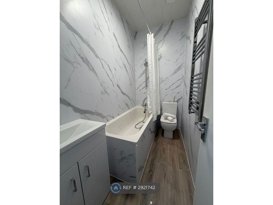 Property photo 2 of 9 Bathroom (1)