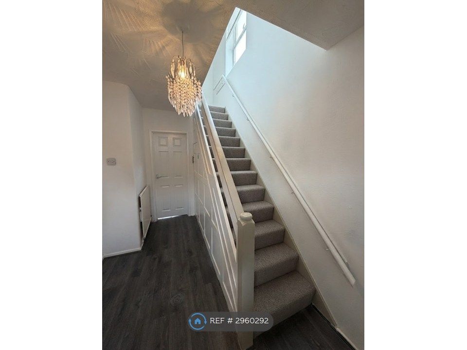 Property photo 2 of 10 Hall Way