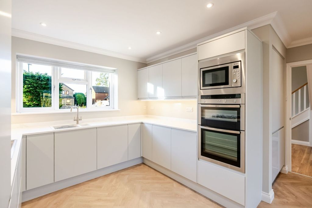 Property photo 2 of 32