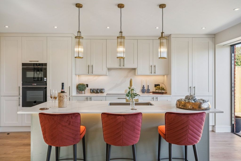 Property photo 3 of 19 Kitchen