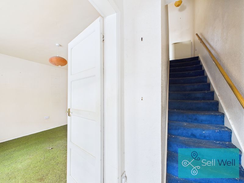 Property photo 2 of 11 Hallway