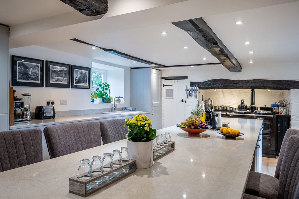 Property photo 2 of 34