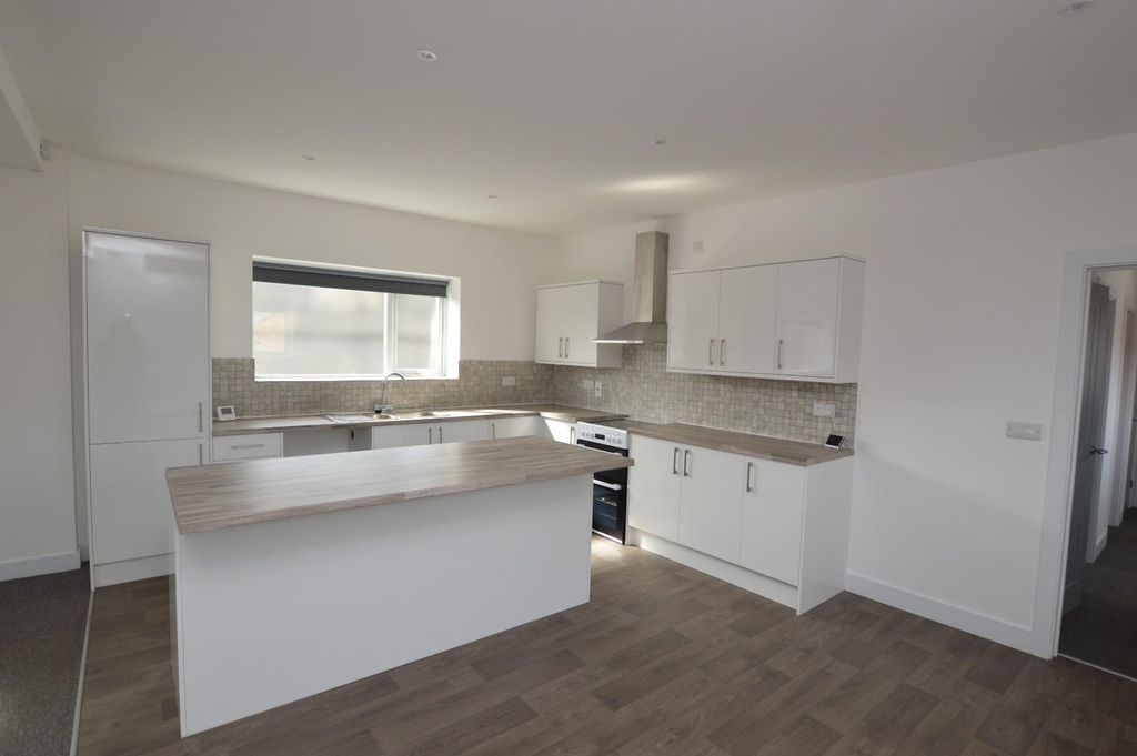 Property photo 3 of 8 Kitchen/Dining Area