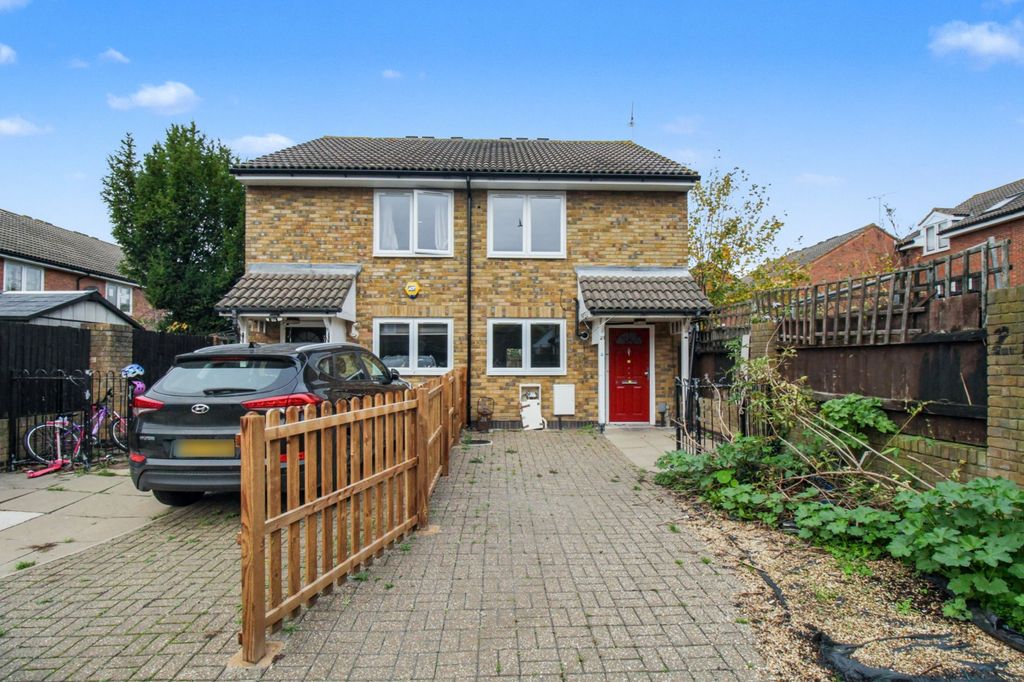 Property photo 1 of 12 21 Omnibus Way, Walthamstow, London E17 4Qe