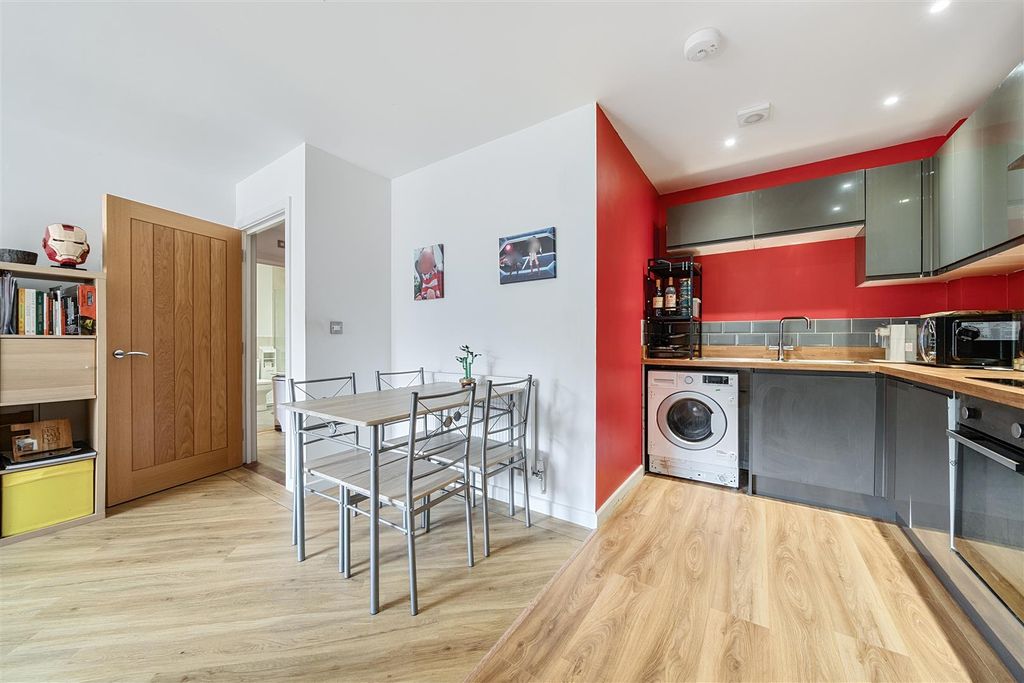 Property photo 3 of 11 Kitchen