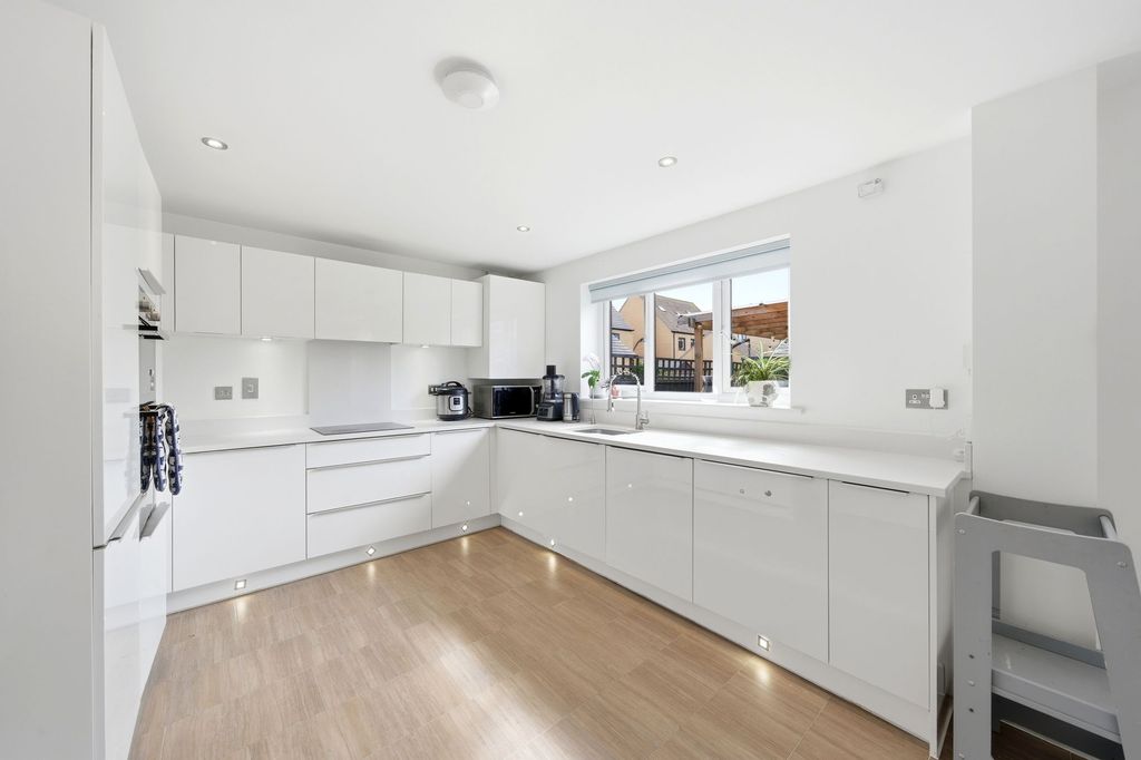 Property photo 2 of 25