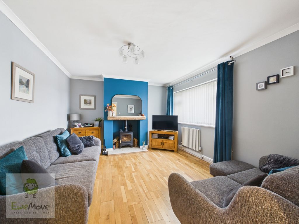 Property photo 3 of 18 Living Room