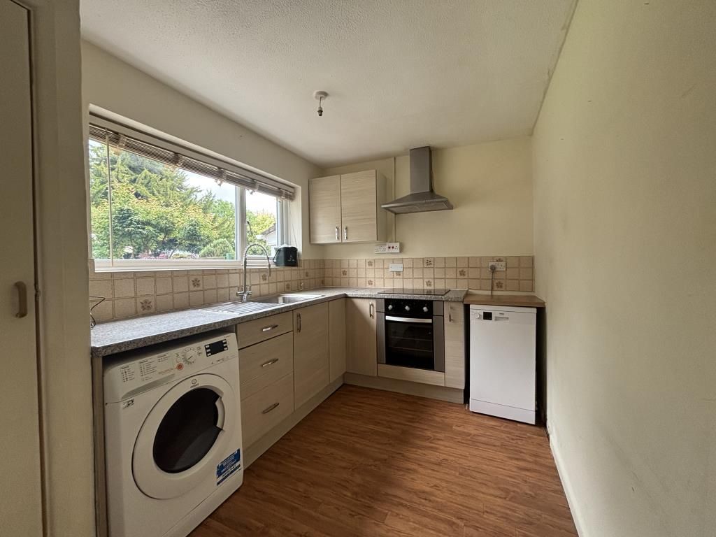 Property photo 3 of 11 Kitchen