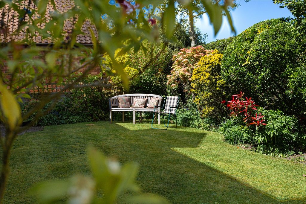 Property photo 2 of 8 Garden