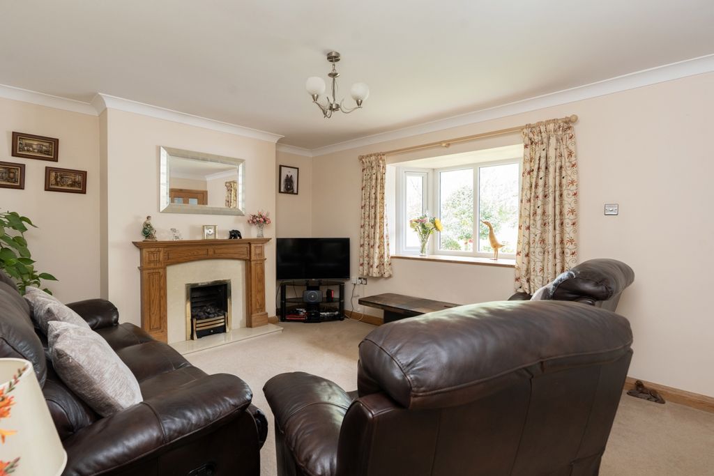 Property photo 3 of 21 Lounge