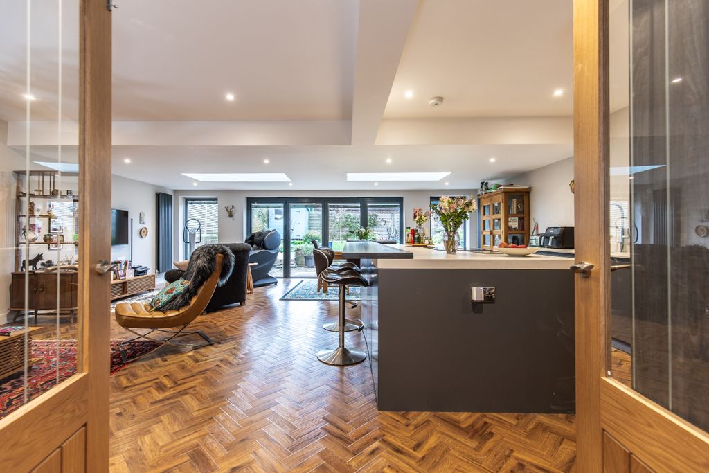 Property photo 1 of 32 Ridgeways-12