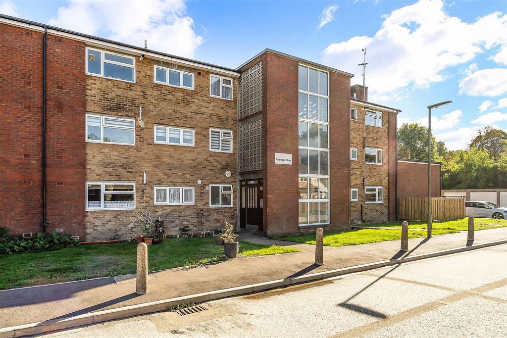 Property photo 1 of 16 Tonbridge Close, 19 (15).Jpg