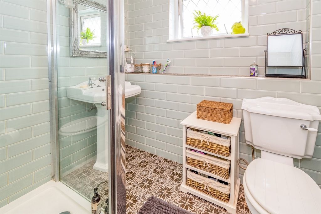 Property photo 2 of 12 Main Bathroom_168 Osborne Rd N