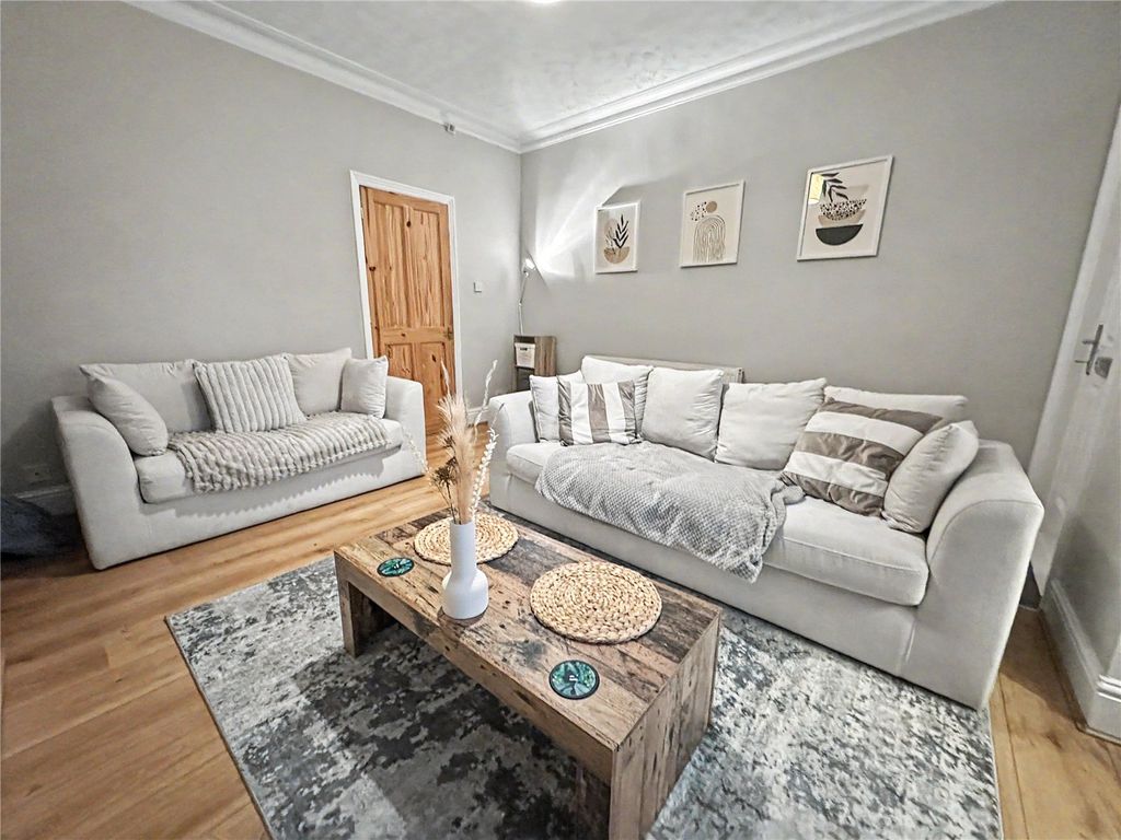 Property photo 3 of 14 Lounge
