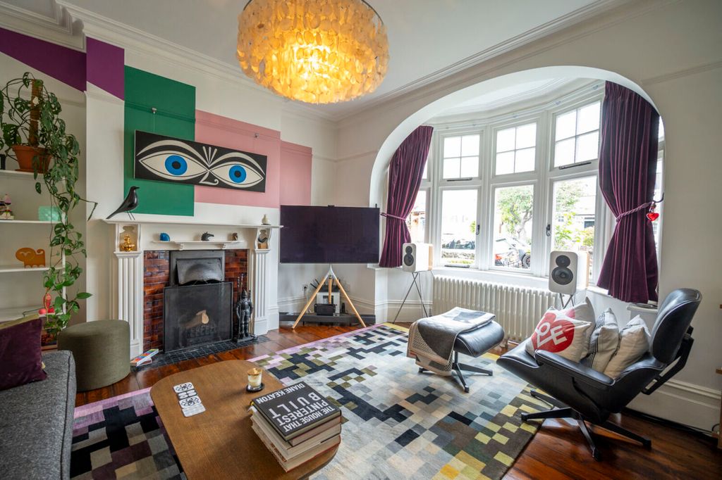 Property photo 1 of 32