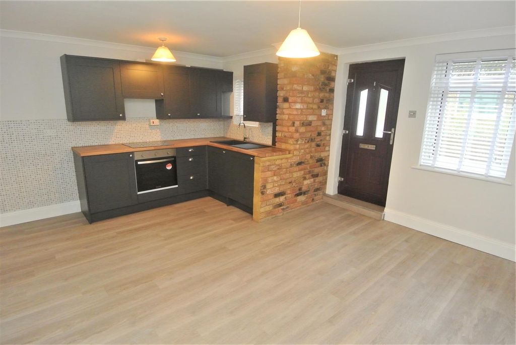 Property photo 1 of 5 Living.Jpg
