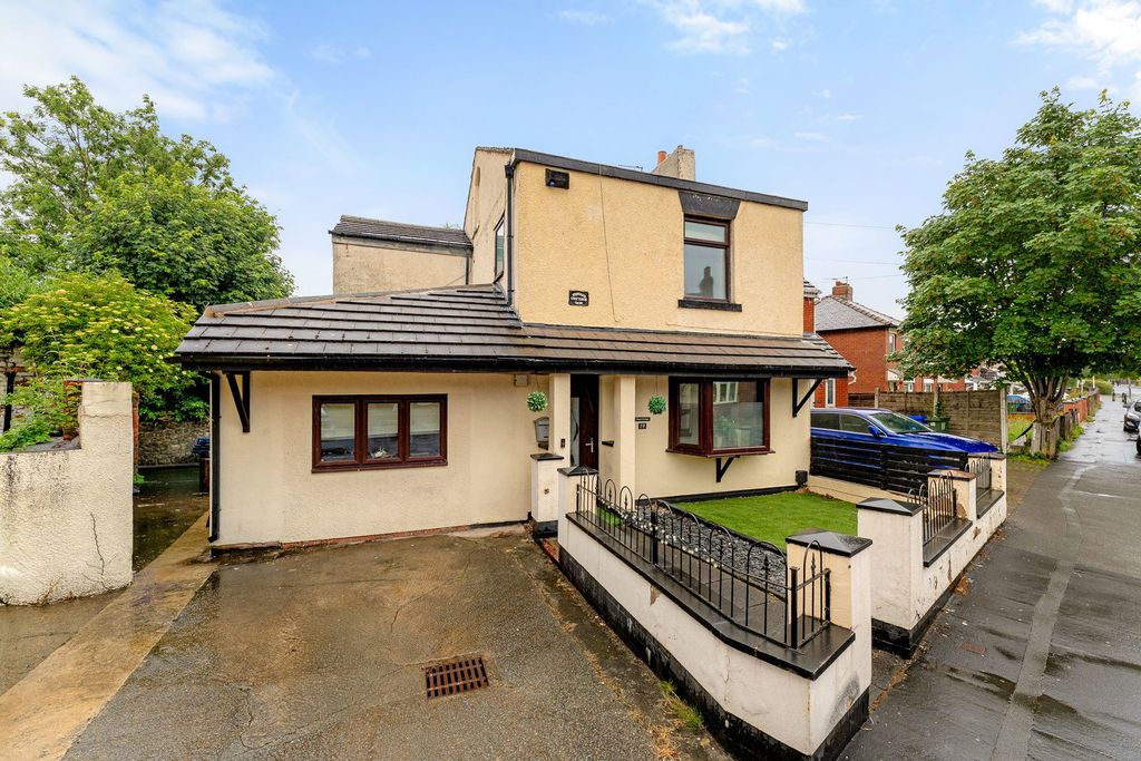Property photo 1 of 32