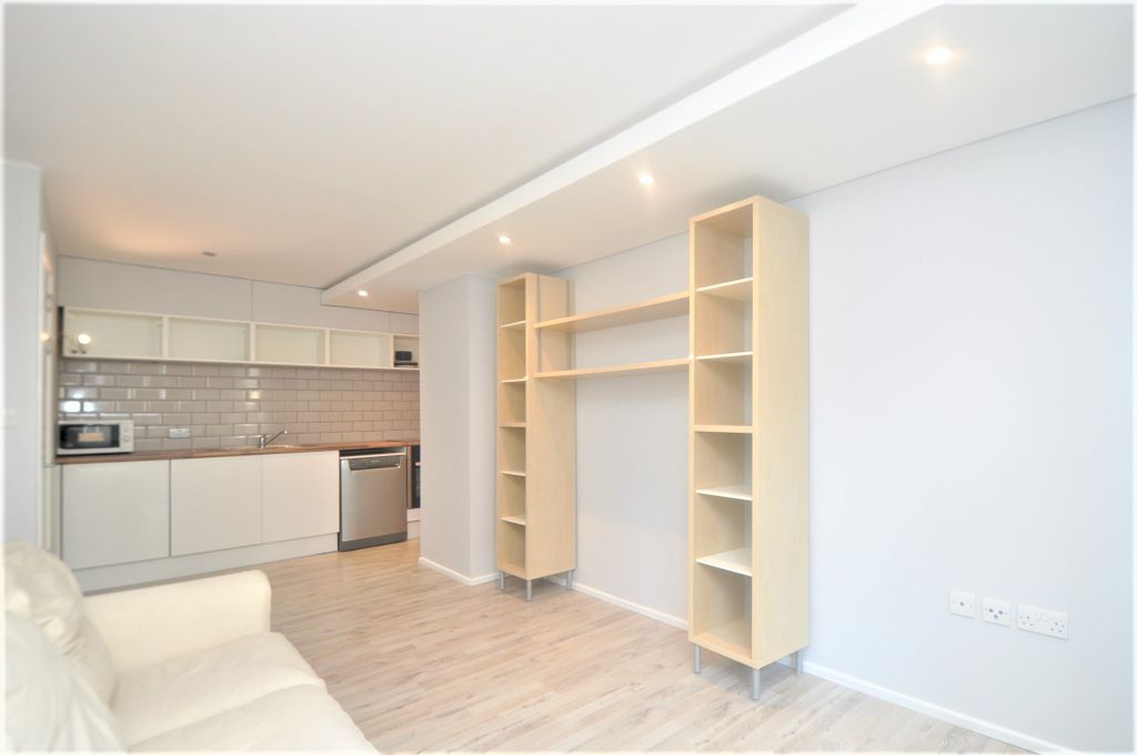 Property photo 3 of 11 Lounge 2