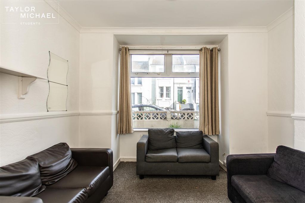 Property photo 3 of 14 Living Room