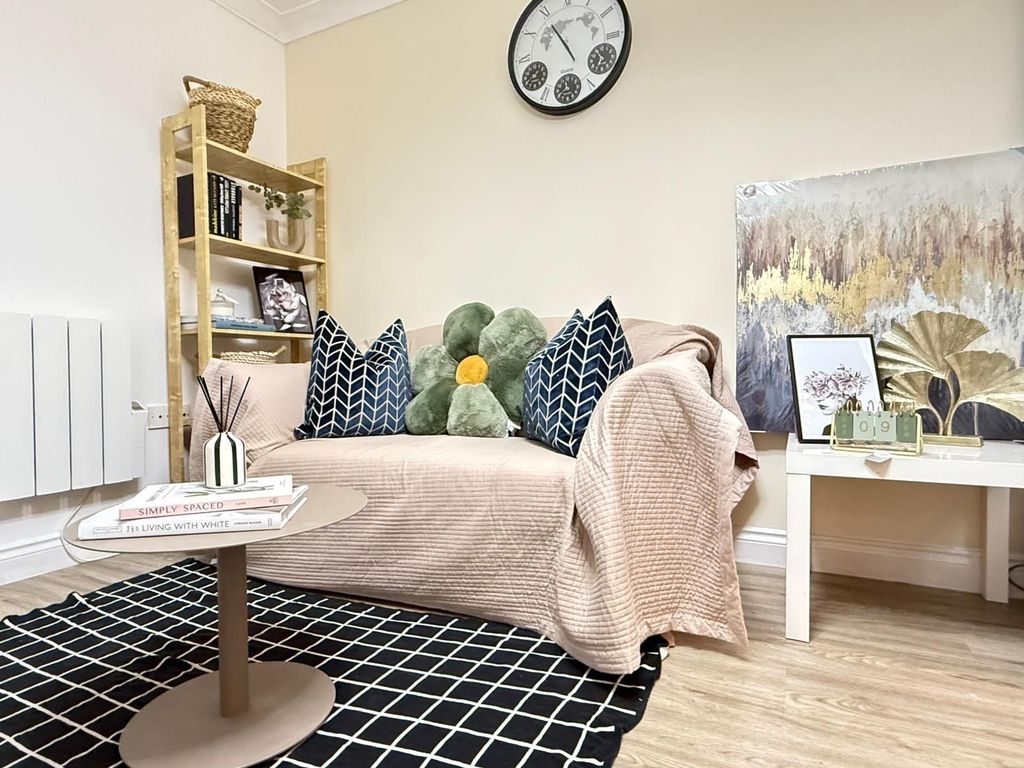 Property photo 3 of 9 Lounge1