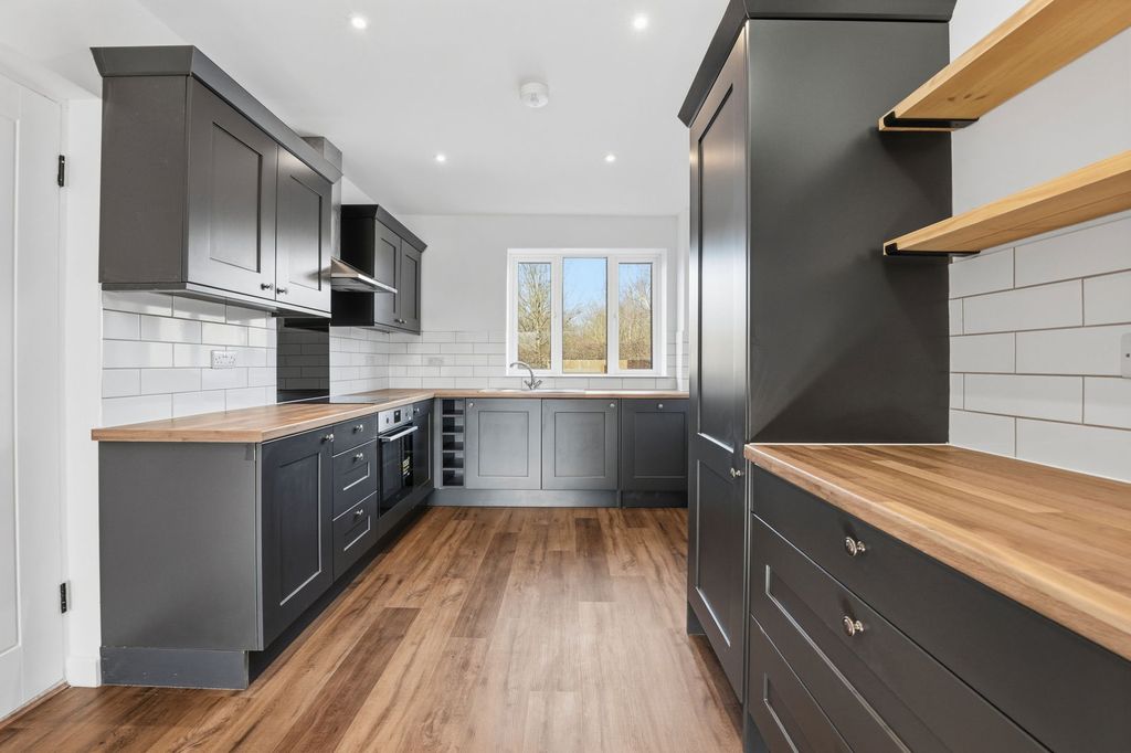 Property photo 2 of 31