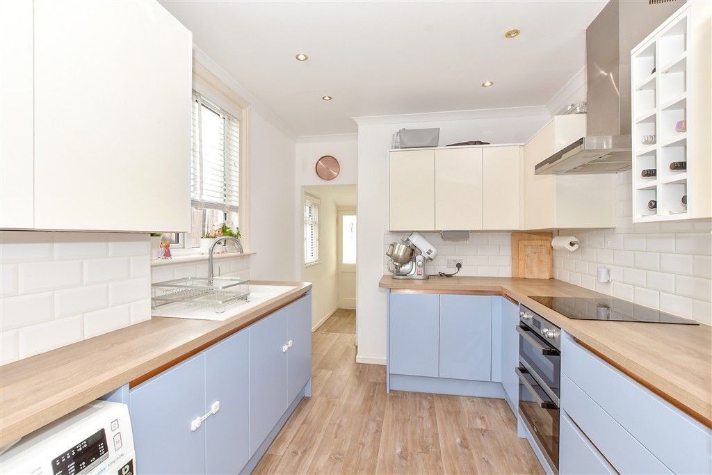 Property photo 3 of 10 Kitchen