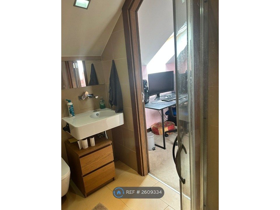 Property photo 3 of 13 Large Ensuite Room